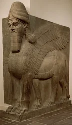 Menselijk hoofd met gevleugelde leeuw (lamassu), ca. 883-859 v.Chr.
