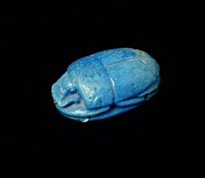 Scarabee van een mummie, uit Thebe
