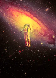 Astronaut in een kleurrijk sterrenstelsel
