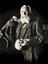 Portret van Ernst Haeckel naast het skelet van een aap, ca. 1860
