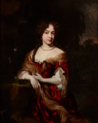 Driekwart lengte portret van een dame in een rode jurk