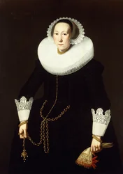 Portret van een dame, staand in driekwartfiguur, gekleed in een uitbundig zwart kostuum, een witte molensteenkraag en kanten manchetten, met een gouden ketting en een paar handschoenen, 1633