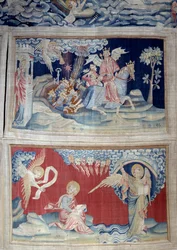 Wandkleed van de Openbaring (1373-1383), nr. 24: de vijfde bazuin: een sleutel bevrijdt de sprinkhanen. Hieronder, nr. 27, de Engel in het boek verschijnt aan Sint Jan die de goddelijke boodschap opschrijft op het geluid van de zeven donderslagen. Wandtapi