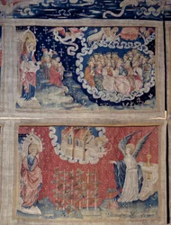 Wandkleed van de Openbaring (1373-1383), nr. 48: de opgang van het Lam, het zingen van de uitverkorenen. Hieronder, nr. 54, een Engel komt uit de tempel met een scherpe sikkel, een andere engel beveelt hem de druiventrossen van de wijngaarden van de aarde 