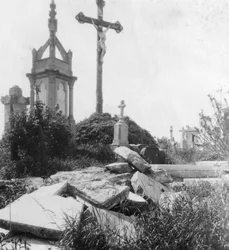 Beschadigde graven, oude gemeenschappelijke begraafplaats, Ieper, België, Eerste Wereldoorlog
