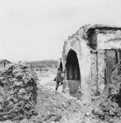 Schuilplaats gemaakt van beton en bekleed met golfplaat, Eerste Wereldoorlog, c1914-c1918