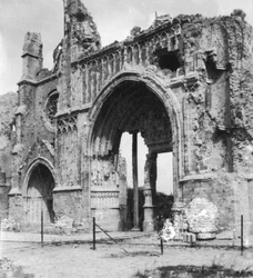 Ruïnes van de kathedraal, Ieper, België, Eerste Wereldoorlog, ca. 1914-ca. 1918