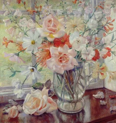 Een stilleven van zomerbloemen in een glazen kan