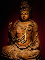 Geschilderde houten sculptuur van Boddhisatva, Song-dynastie (960-1279), Shanghai National Museum. Fotografie, Leonard de Selva, China, 2006