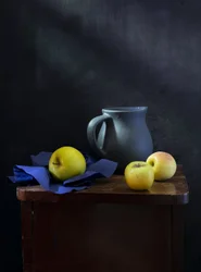 Stilleven met sombere appels