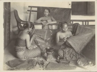 Drie batikkende Indische vrouwen