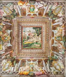 Zicht op het plafond van de Kamer van Adonis en de gedenkstenen van familieleden Rossi, Gonzaga, Riario en Medici, Rocca dei Rossi, San Secondo, Parma, Italië