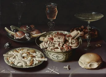 Stilleven met snoepjes, kastanjes en een broodje