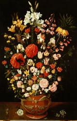 Tulpen, lelies, irissen, rozen, anjers, pioenen en andere bloemen in een gebeeldhouwde terracotta urn