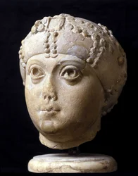 Marmeren hoofd van Amalasonte (Amalasunta) koningin van de Ostrogoten (overleden 535), dochter van Theodorik de Grote, koning van de Ostrogoten.