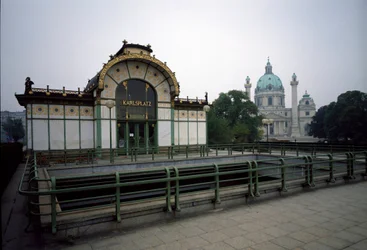 Art Nouveau: zicht op het paviljoen van het metrostation Karlsplatz, ontworpen door architect Otto Wagner