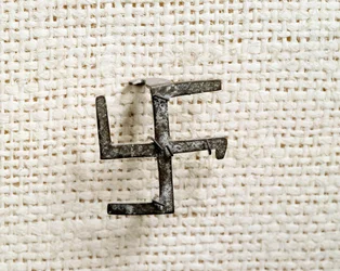 Christelijke oudheid: fibula in de vorm van een swastika (die het kruis gammee zal inspireren). 1e tot 3e eeuw. Nationaal Museum van Archeologie van Saint Germain en Laye