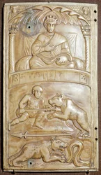 Spelen in het Circus met een beer (ivoor reliëf diptiek, ca. 400)