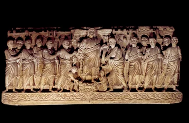 Paleochristelijke kunst: gebeeldhouwd sarcofaag die Christus met de apostelen voorstelt. uit de Basiliek van Sint-Pieter in Rome, mausoleum van de Anicii. 390-400 na Christus. Parijs, Louvre Museum