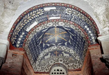 Paleochristelijke kunst: het monogram van Christus is omgeven door symbolen van de Heilige Drie-eenheid