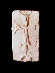 Paleochristelijke kunst: steen versierd met een kruis. Van Kharg Island, Iran. Parijs, Louvre Museum