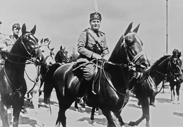 Album "Duce": Benito Mussolini te paard met zijn gevolg in Rome