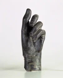Fragment van een hand, mogelijk van een boogschutter, uit Shami, Malamir, Iran