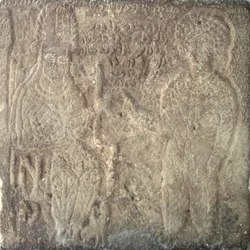 Zeldzame stèle die Artabanus V, de laatste Parthische koning, toont die Khwasak, de satraap van Susa, investeert: hij overhandigt een ring als symbool van zijn autoriteit, uit Susa, Iran, 14 september AD 215 (kalksteen)