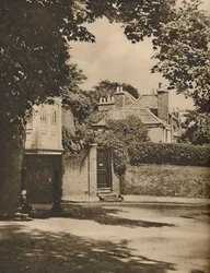 Zonlicht en schaduw op een kronkelende weg in Highgate, ca. 1935