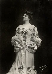 Portret van de Franse kunstenares Yvette Guilbert ( 1865