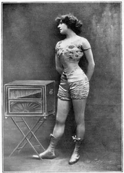 De actrice Polar poseert naast een barbaarse orgel, gekleed in het kostuum dat ze droeg in het stuk 