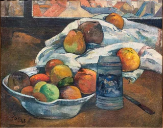 Kom met fruit en een bierpul voor een raam, ca. 1890