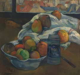 Schaal met fruit en kruik voor een raam