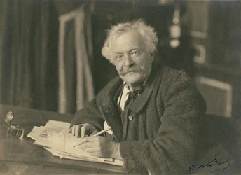 Félix Nadar zittend aan een schrijftafel