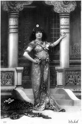 Henriette Rosine Bernard alias Sarah Bernhardt (1844-1923) als Izëyl, ansichtkaart