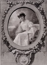 Portret van een dame zittend op een ovale bank in een met bloemen versierde achtergrond