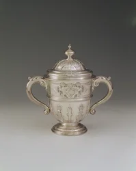 Tweehandige beker en deksel, 1730-31
