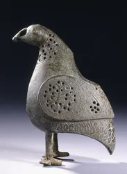 Een Perzisch bronzen wierookbrander in de vorm van een vogel, 12e eeuw