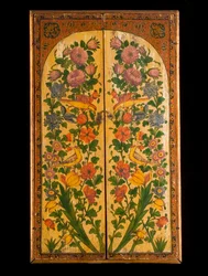 Een grote Qadjar polychrome gelakte spiegel, met de deuren gesloten om de versierde panelen te onthullen