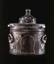 Een zeer fijne Oost-Perzische zilveren en koperen ingelegde bronzen inktpot en deksel