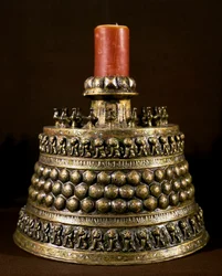 Islamitische kunst: bronzen kandelaar met zilveren inleg. Perzische kunst uit de 12e eeuw. Caïro, Museum voor Islamitische Kunst