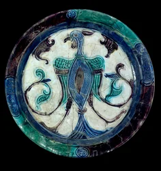 Perzische kunst: schaal in polychrome faience met de voorstelling van een vogel