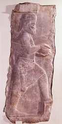 Stenen reliëf dat een Mede dienaar voorstelt (volk van Iran). Routeenide periode. Laag reliëf van de trap van het paleis van Darius I (550-486 v.Chr.) koning van Perzië. Persepolis, Fars Iran. Bewaard in het Museum voor Schone Kunsten Zürich