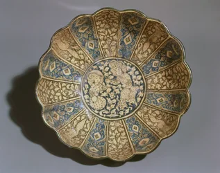 Witte aardewerken kom beschilderd met onderglazuur van zwart en blauw met figuren van Mongolen