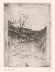 Weg langs gebouwen en bomen