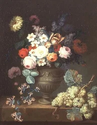 Stilleven van bloemen in een klassieke vaas met een tros druiven