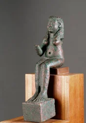 Fenicische kunst: voorstelling van de godin Astarte. Bronzen beeld uit de 7e eeuw v.Chr. Uit het heiligdom van Carambolo in Spanje. Dim. 16 cm Sevilla, archeologisch museum