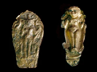 Fenicische kunst: twee gouden beeldjes, links de godin Ishtar (Inanna of Astarte) op een plaat, rechts een vruchtbaarheidsgodin met opgeheven armen van de site van Tink El Beida, Syrië. 15e-12e eeuw v.Chr. Parijs Louvre Museum