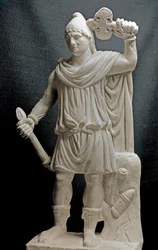 Fenicische beschaving: Mithriac godheid met een fakkel en een dubbele bijl. 2e of 3e eeuw na Chr. Marmeren beeldhouwwerk. Dim. 87 cm. Parijs, Louvre Museum