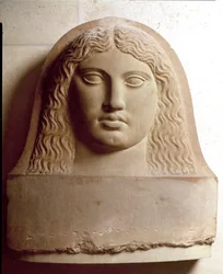 Fenicische beschaving: vrouwenhoofd uitgehouwen op een Fenicische sarcofaag. 4e eeuw v.Chr. Marmeren reliëf. Dim. 72 cm Parijs, Musee du Louvre